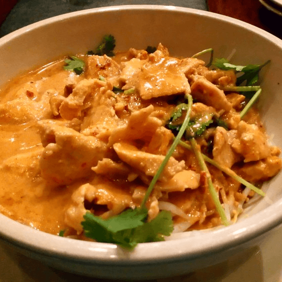 Mee Kah Teeh (Rice Noodle with Red Curry)