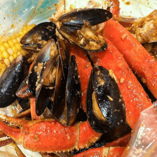 Juicy Snow Crab Leg with Black Mussels