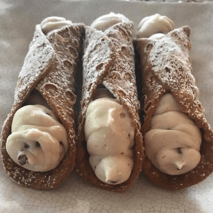 Cannoli.