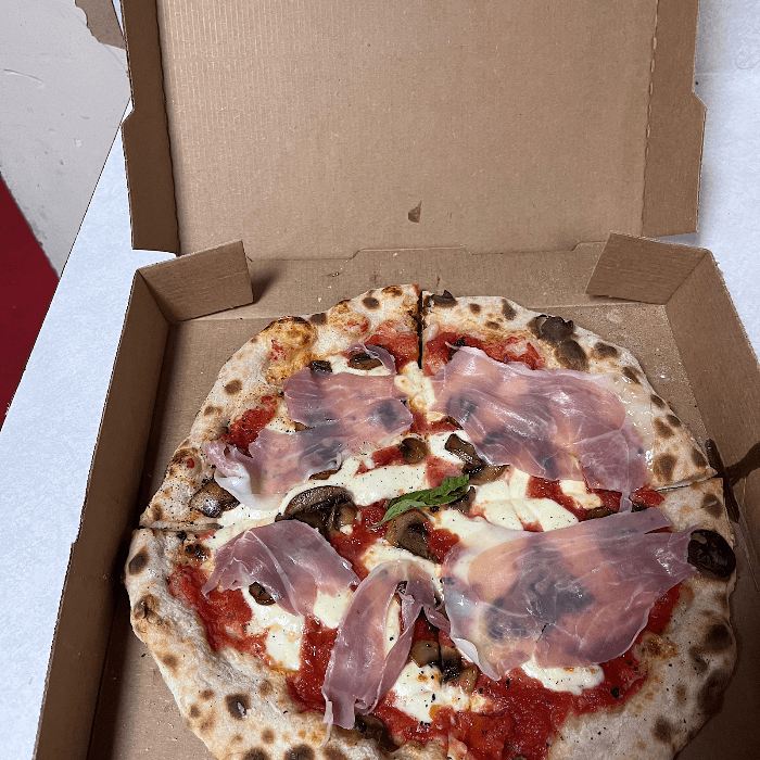 Pizza Prosciutto e Funghi "Ham and Mushroom Pizza"