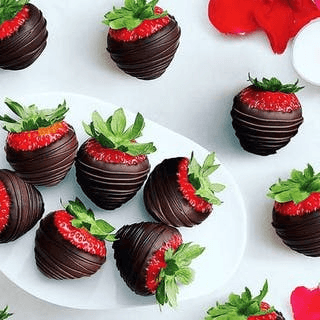 6 Chocolate Dipped Strawberry.