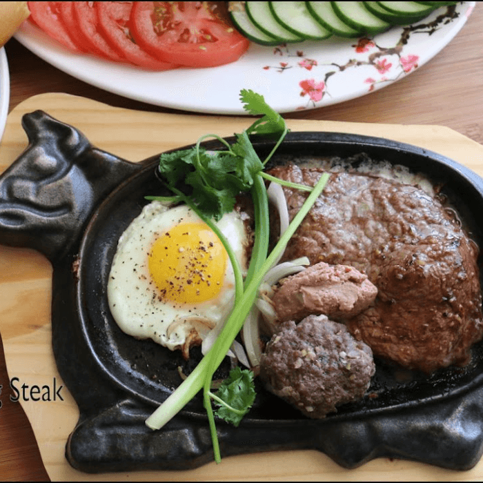 S8. Sizzling Beef Steak, Pork & Fried Egg w/ Bread (Bo Ne)