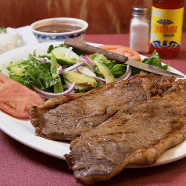 Churrasco (arroz, frijoles rojos y ensalada)