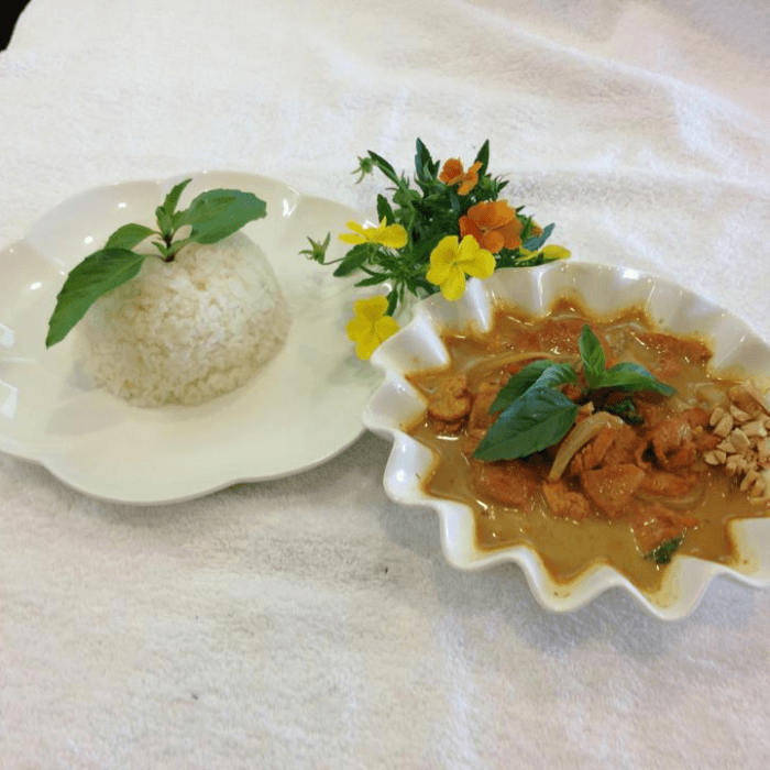 C19. Chicken Curry w/ Rice (Com Curry Ga)