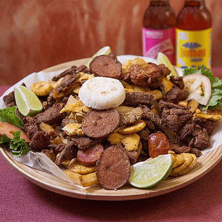 Picada de $30 (costilla, carde de cerdo, carne de res, chorizo, pollo, chicharron, tostones, papitas fritas y arepa)