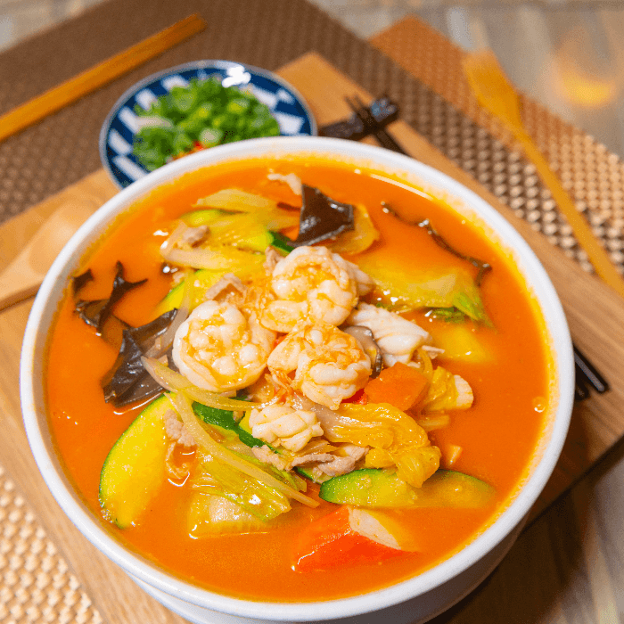 3. SeaFood Noodle Hot Soup 三鮮炒碼湯麵
