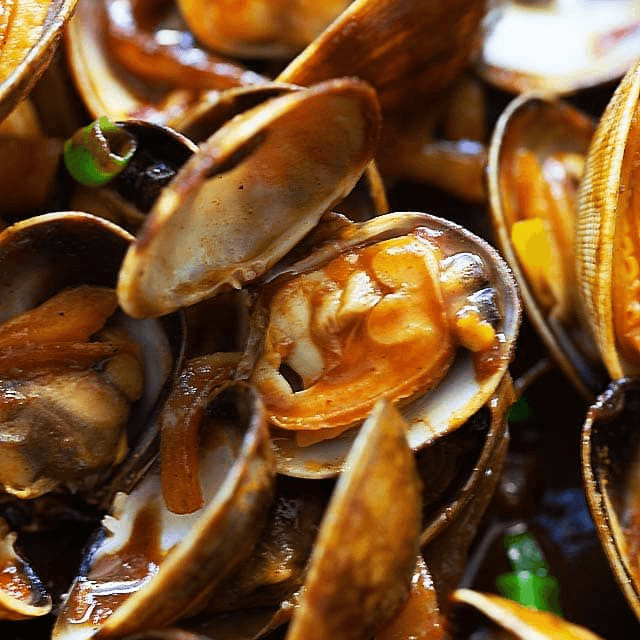 Juicy Clam with Black Mussels