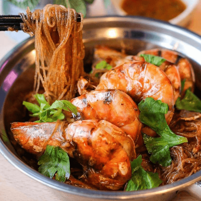 H6. Jumbo Shrimp in Glass Noodle Hot Pot (Goong Ob Woonsen)