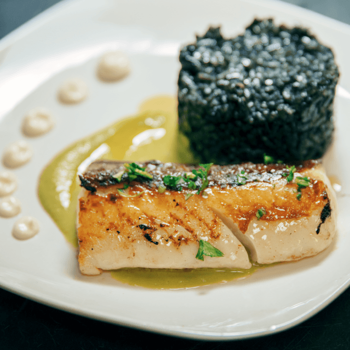 Bacalao Con Arroz Negro Y Guisantes