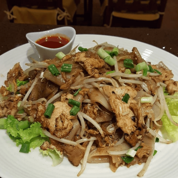 Charred Noodle with Chicken (Kua Gai)