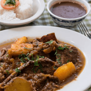 Bistec a La Criolla (yucca, papa, arroz y frijoles rojos)