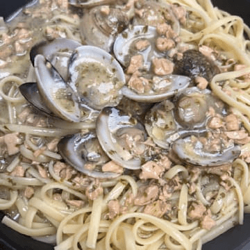 Spaghetti with White or Red Clam Sauce