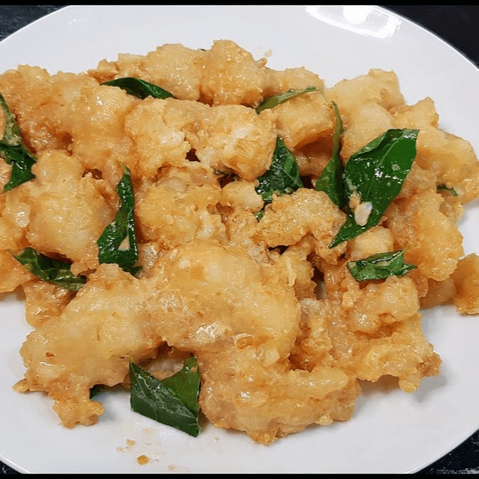 Golden Fried Fish Fillets in Salted Egg Yolk ⾦沙鱼⽚.