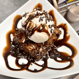 Hot Brownie Fudge with Ice Cream Santiago
