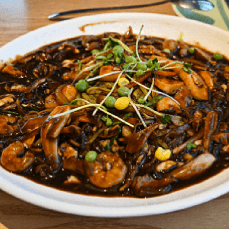 4. Sea Food with Soy Bean Sauce 三鮮炸醬麵