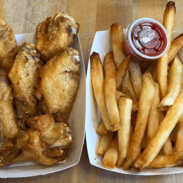Chicken Wings (4pcs.) with Fries