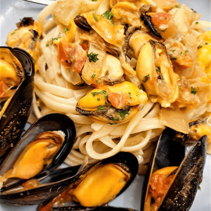 Juicy Black Mussels with Pasta