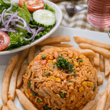 Arroz Con Pollo servido con Ensalada